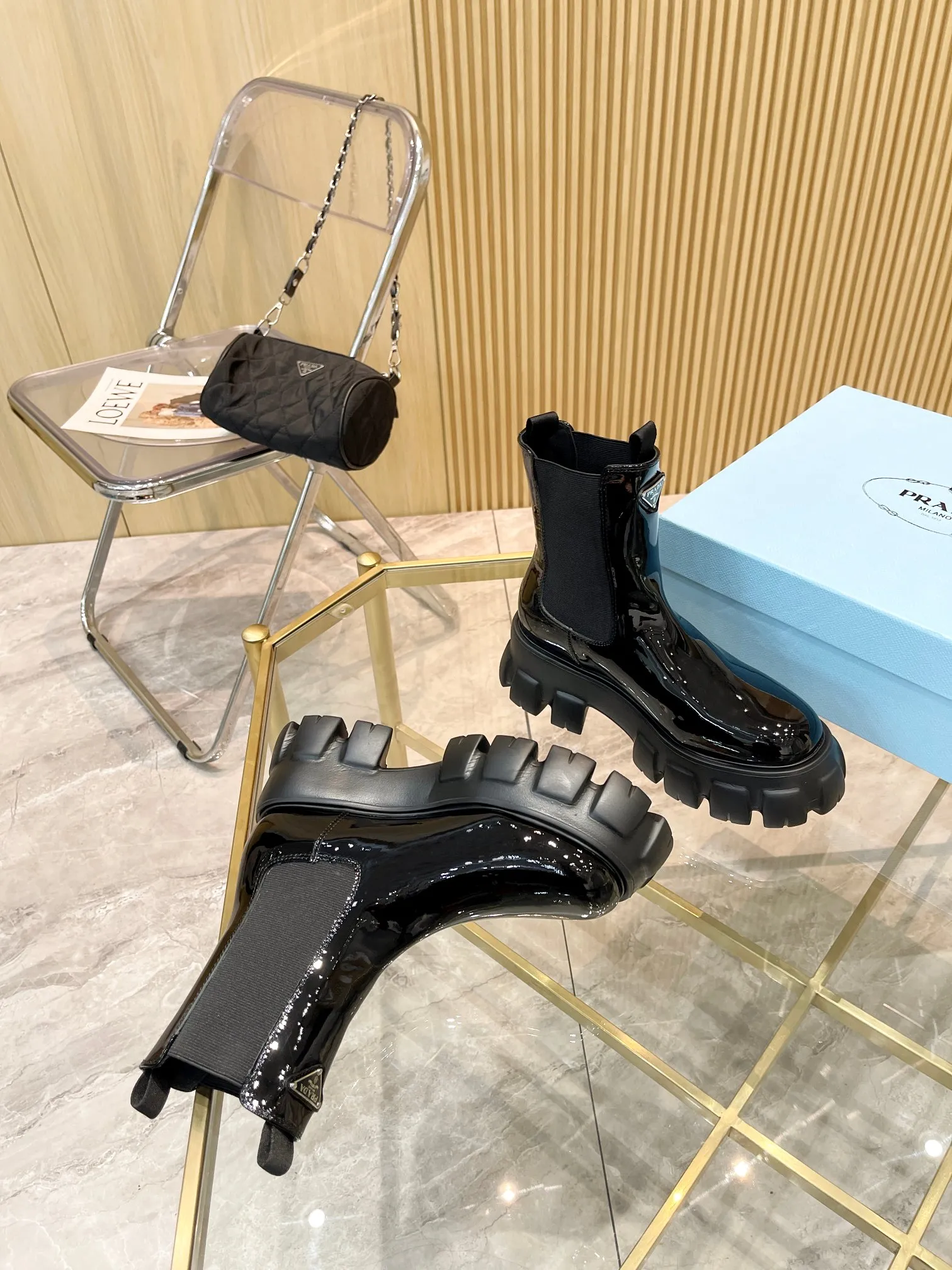 👟👟Ex-factory price 560👟👟 👟👟 2023 SSS launches the Prada short boots series. PRADA's early autumn and winter T-stage catwalk show is the same style as "Dreams never sleep". Prada can be used on important occasions. It has a fresh style with a little nobility and is perfect on the feet. 💃💃 Wear these shoes with them. They are elegant and crystal clear. The materials of various accessories are exclusively customized one to one, so that there is no distance from the original. The entire series is a combination of exciting and unexpected elements, allowing you to have a taste of the ever-changing style of the Prada girl. 🎀Upper: imported cowhide, patent leather, open-edge beaded cowhide 🎀Inner lining: cowhide lining🎀Outsole: original Italian outsole Color supply, code number 35-41 (40.41 customization is not returnable)